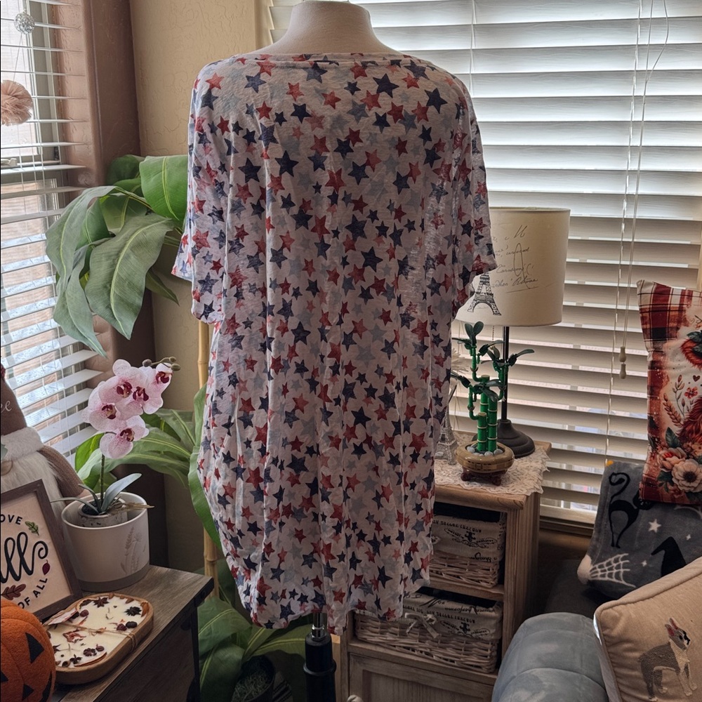 C&C Star Patterned V-Neck Top - Picture 2 of 3